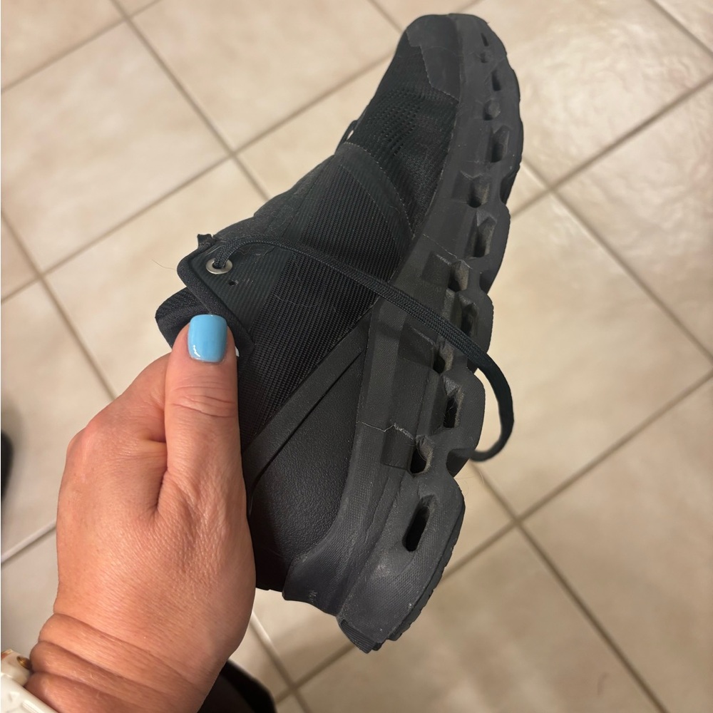 On Cloud x 4 Tennis shoes. Black, size 8.5